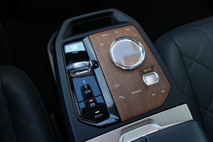 Grå BMW iX fra 2023