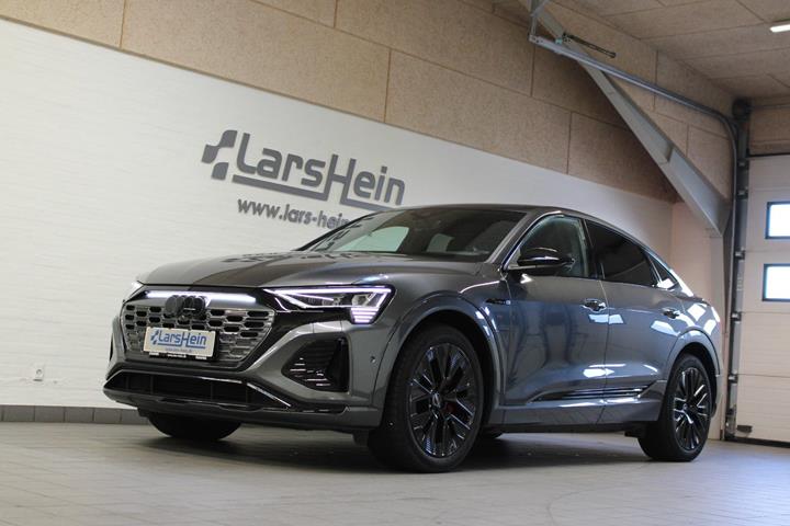 Grå Audi Q8 e-tron fra 2024