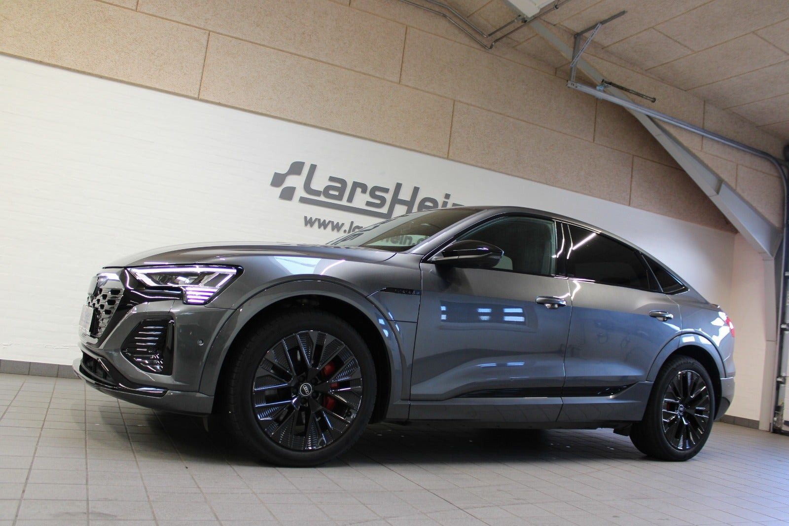 Grå Audi Q8 e-tron fra 2024