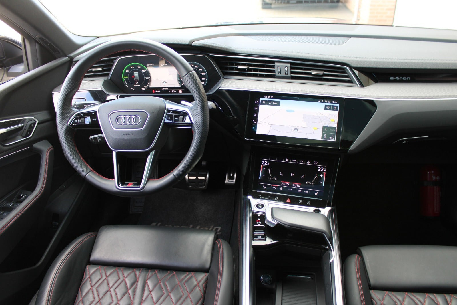 Grå Audi Q8 e-tron fra 2024