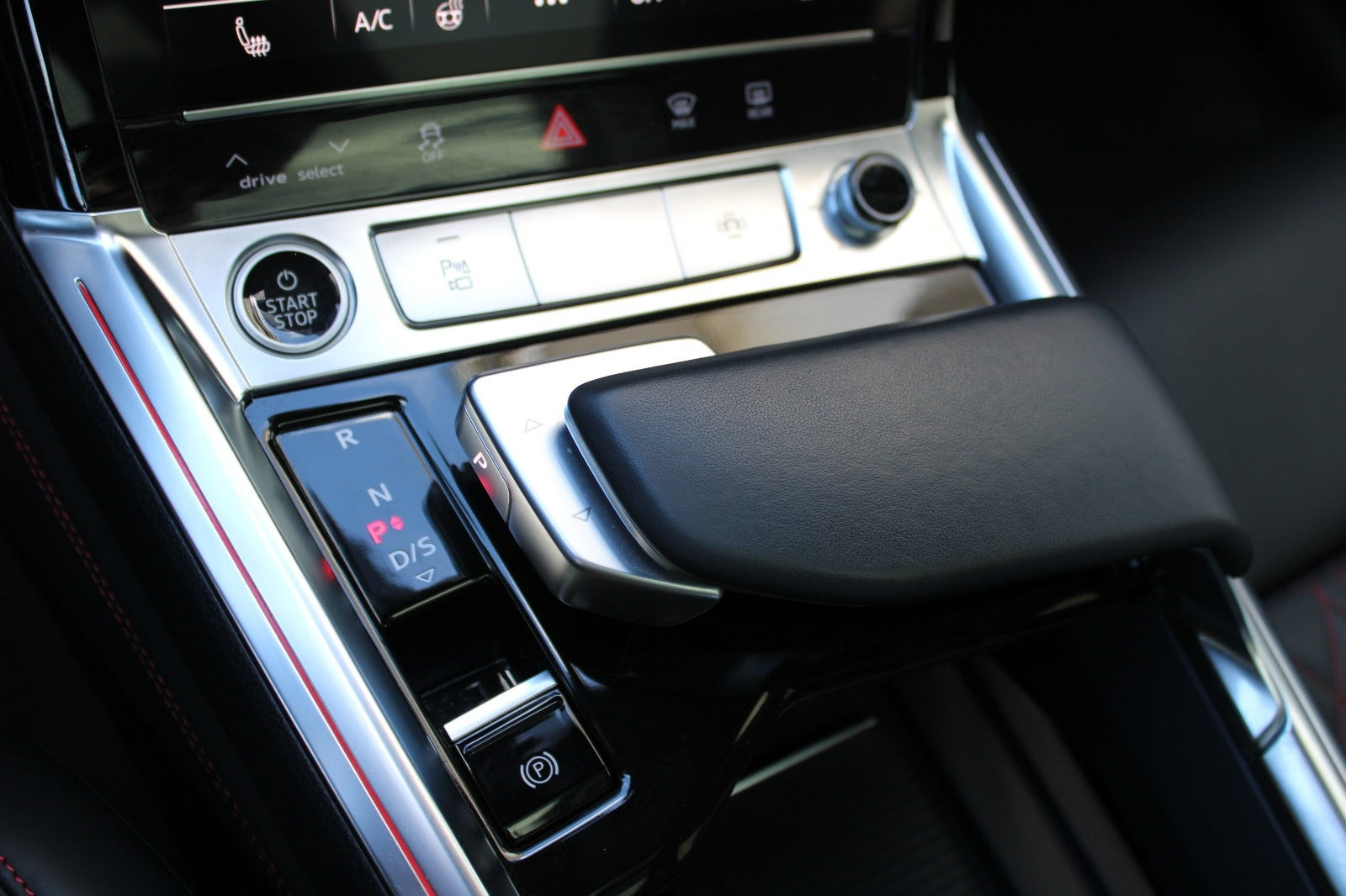 Grå Audi Q8 e-tron fra 2024