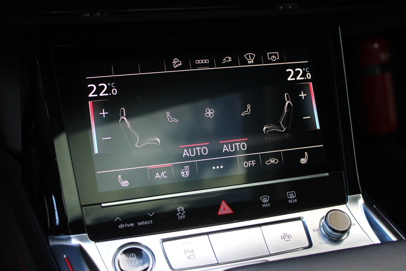 Grå Audi Q8 e-tron fra 2024