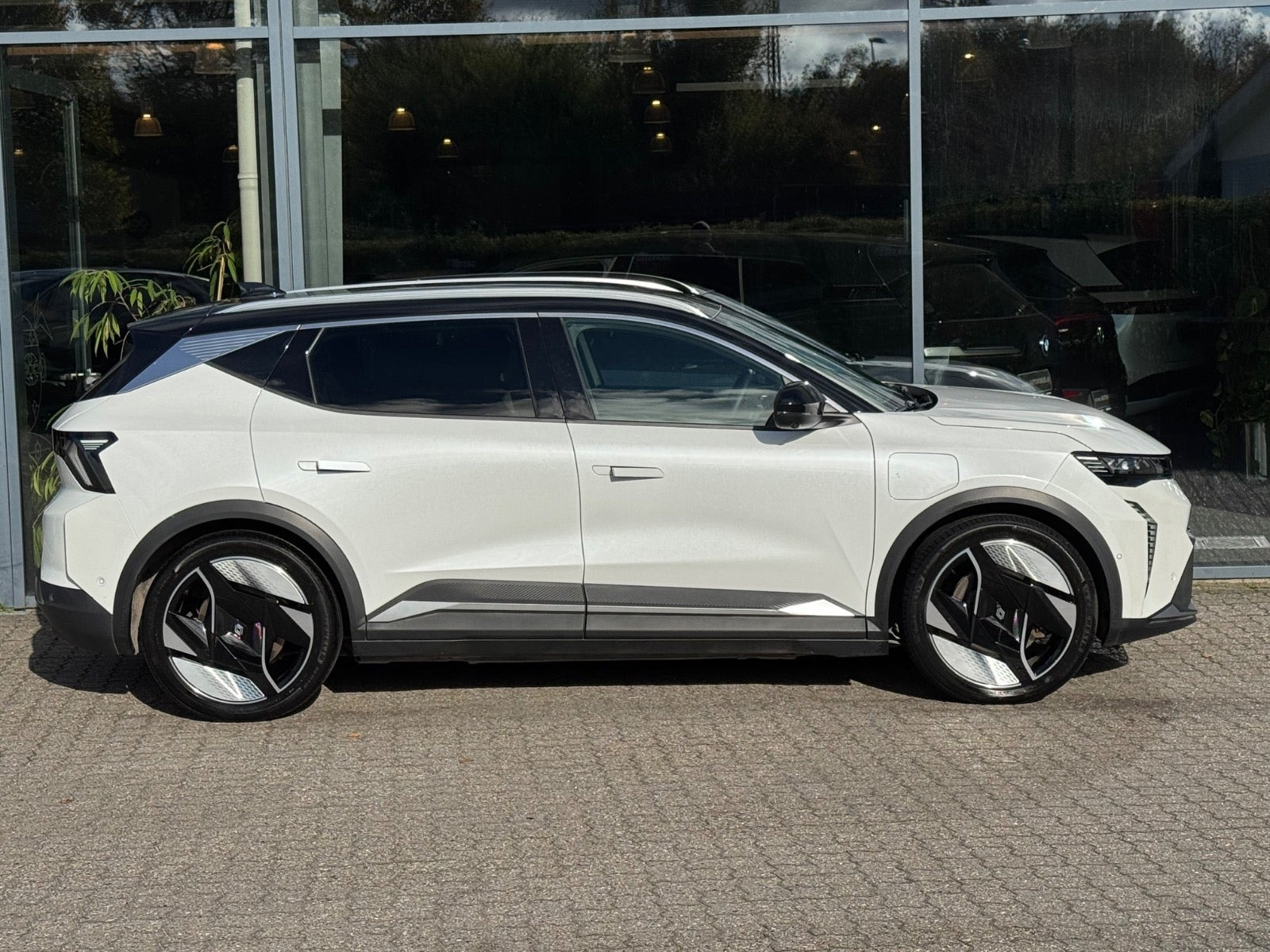 Hvid Renault Scenic E-Tech fra 2024