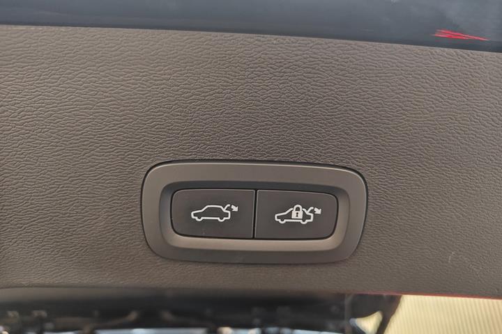 Sort Volvo XC40 fra 2024