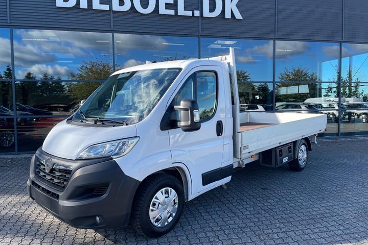 Hvid Opel Movano fra 2023
