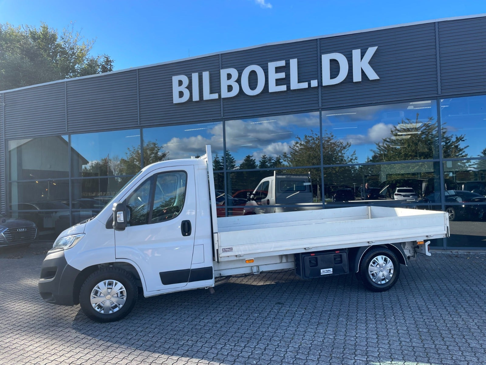 Hvid Opel Movano fra 2023