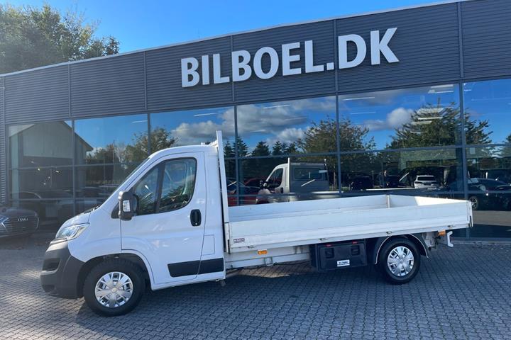 Hvid Opel Movano fra 2023