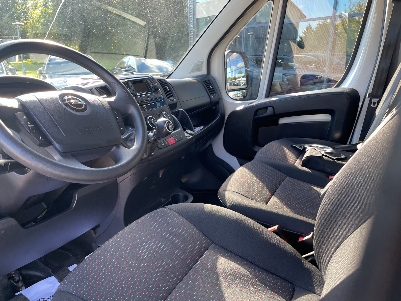 Hvid Opel Movano fra 2023