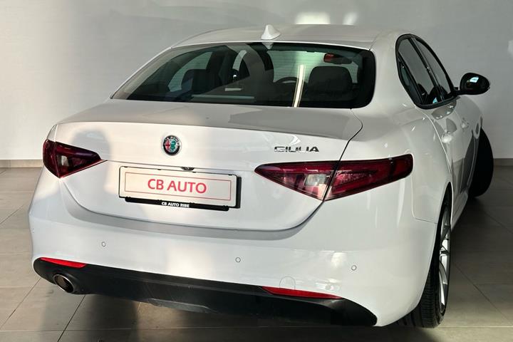 Hvid Alfa Romeo Giulia fra 2018