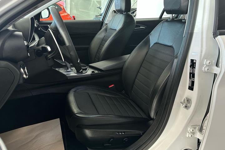 Hvid Alfa Romeo Giulia fra 2018