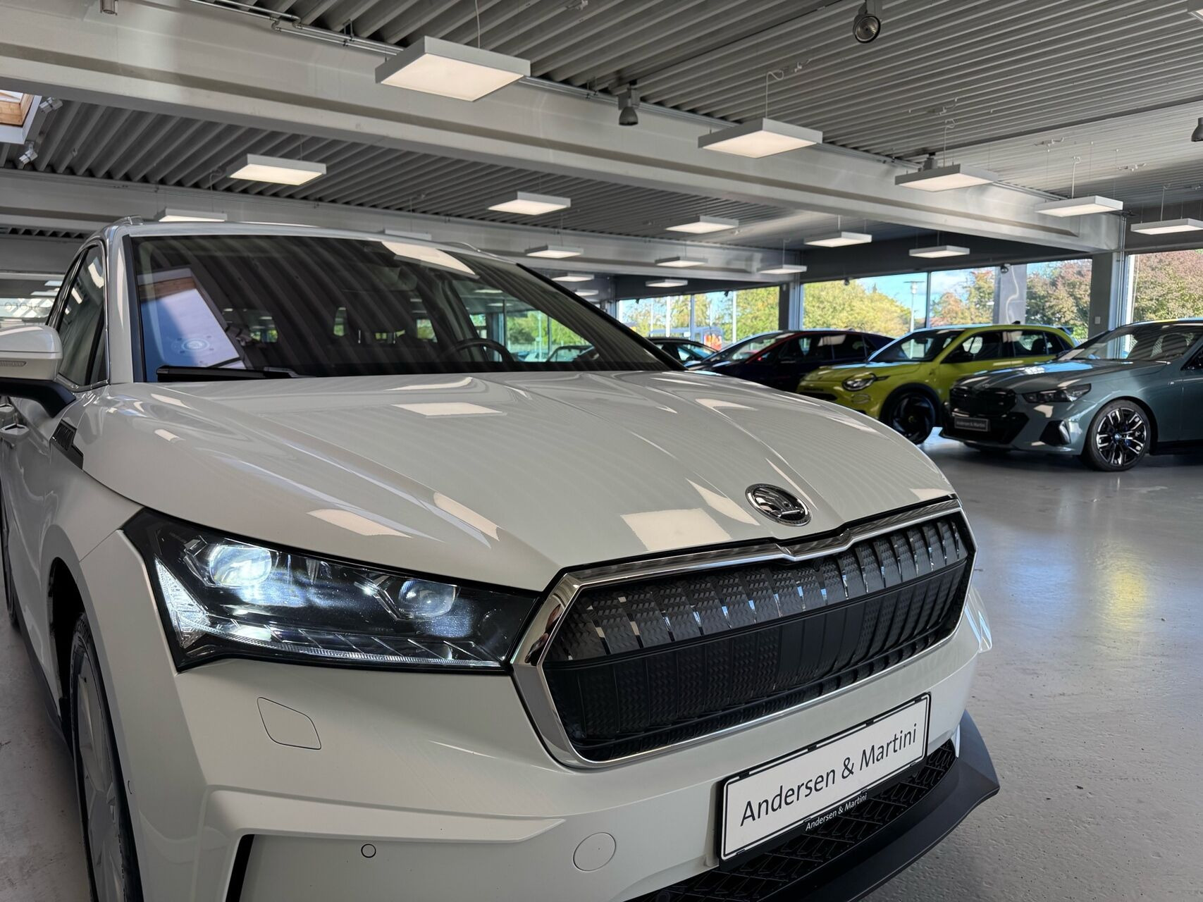 Hvid Skoda Enyaq fra 2022