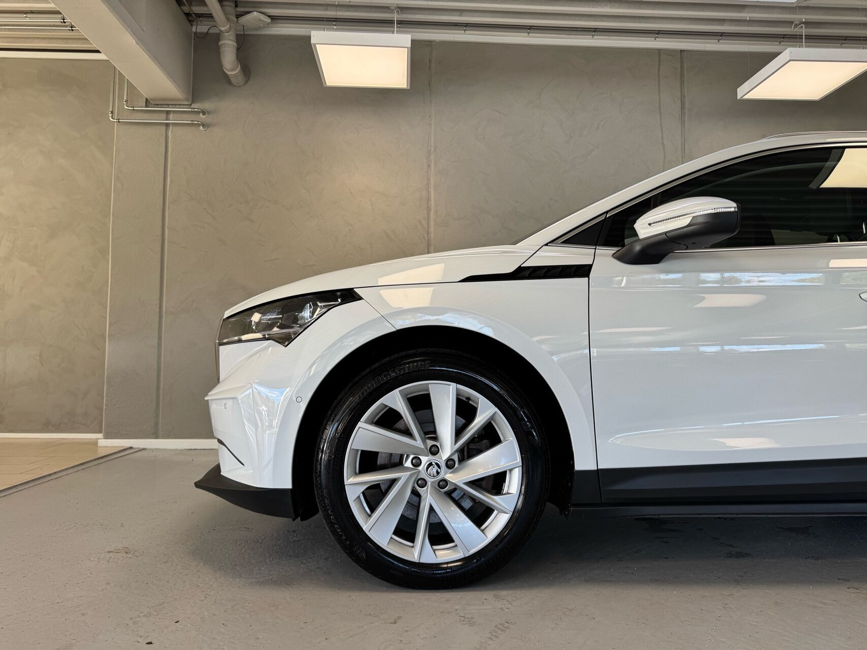 Hvid Skoda Enyaq fra 2022