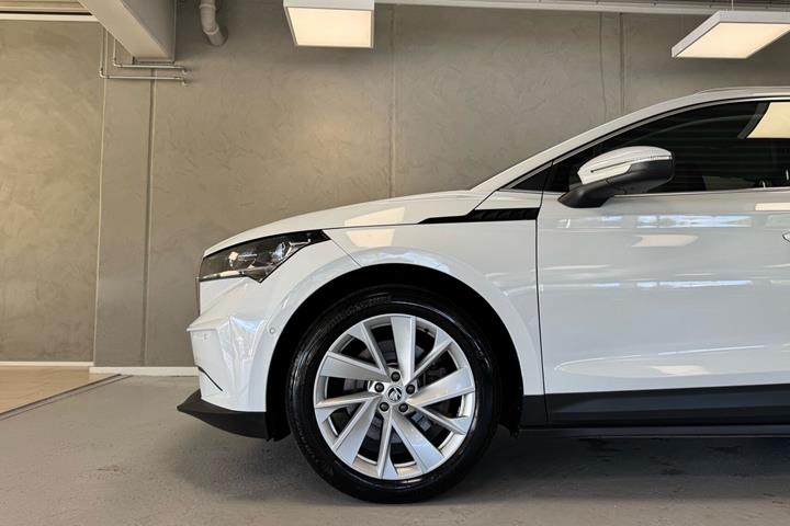 Hvid Skoda Enyaq fra 2022