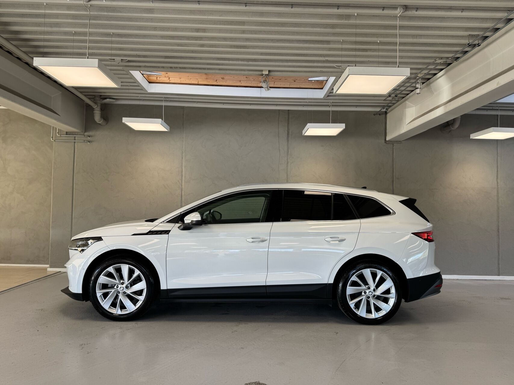 Hvid Skoda Enyaq fra 2022
