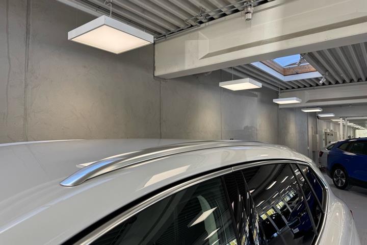 Hvid Skoda Enyaq fra 2022