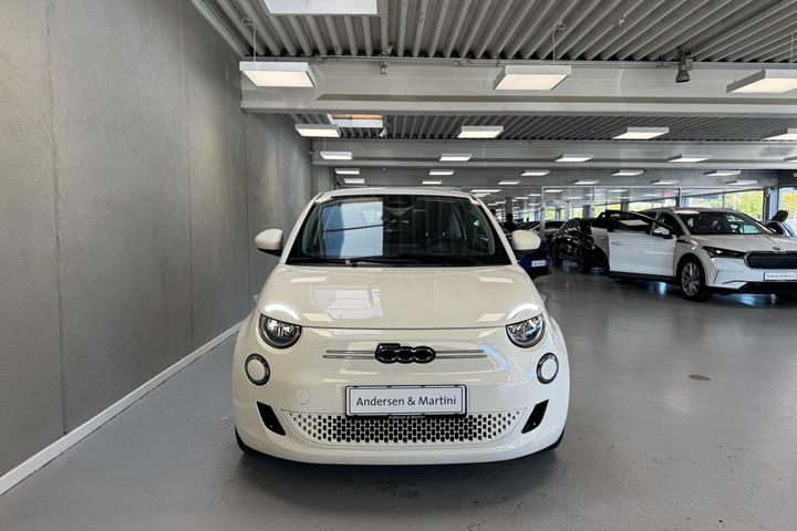 Hvid Fiat 500e fra 2023