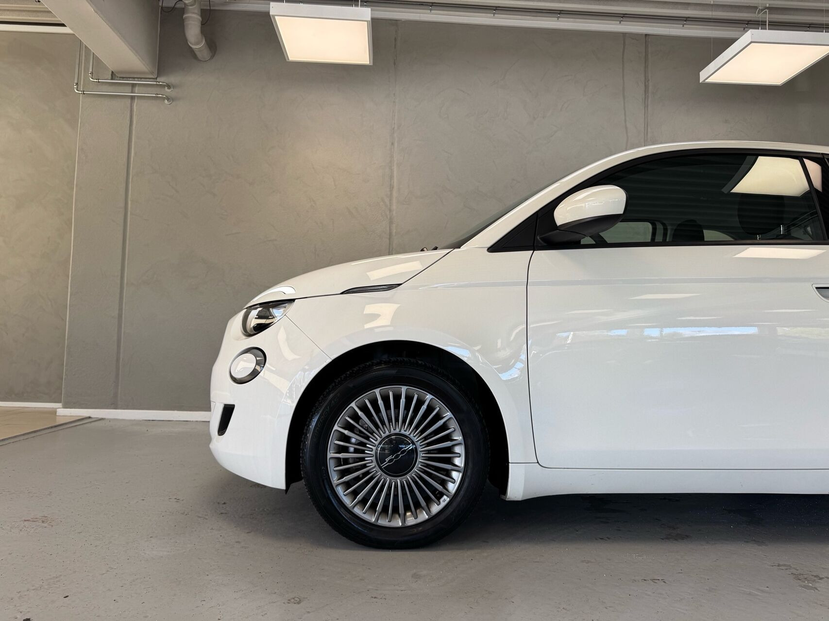 Hvid Fiat 500e fra 2023