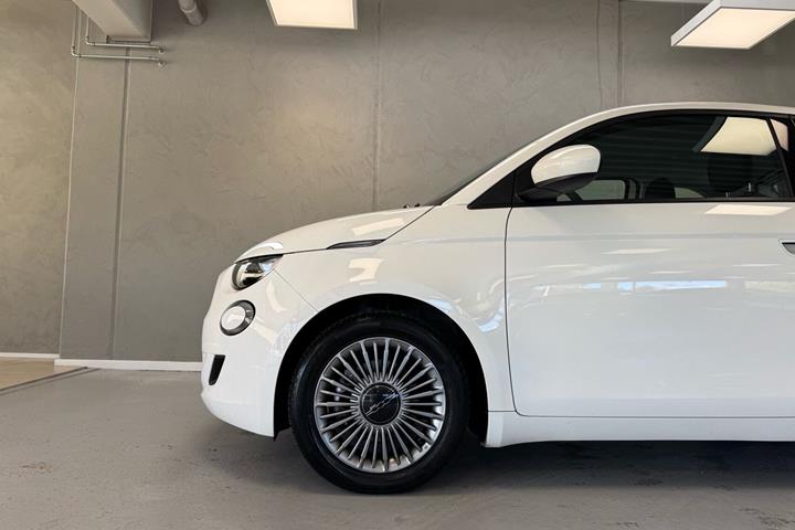 Hvid Fiat 500e fra 2023