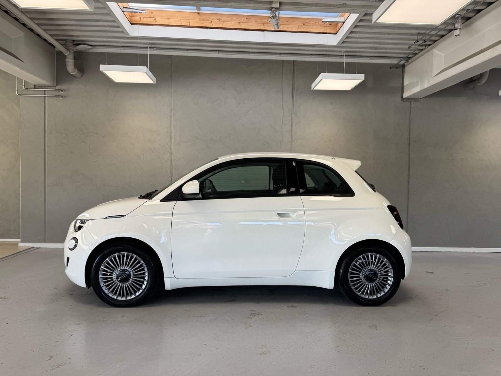 Hvid Fiat 500e fra 2023