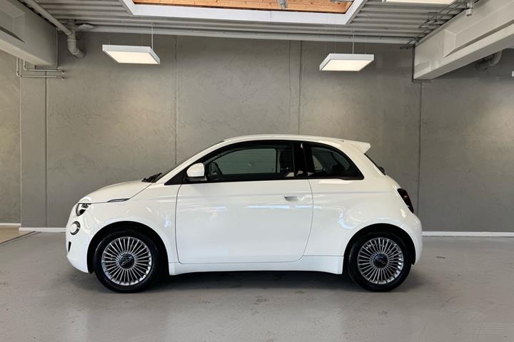 Hvid Fiat 500e fra 2023