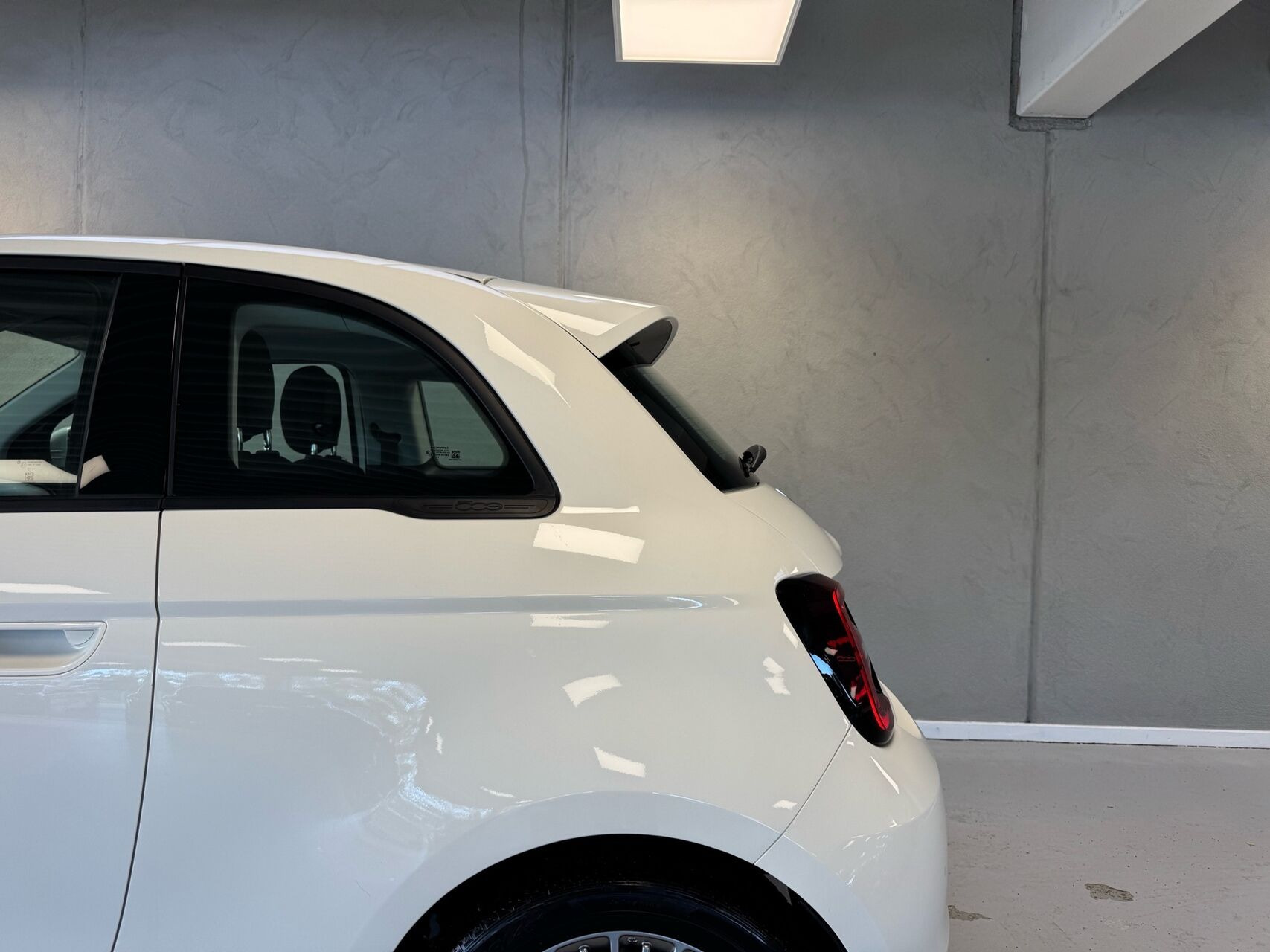 Hvid Fiat 500e fra 2023