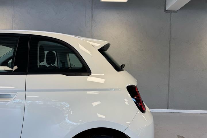 Hvid Fiat 500e fra 2023