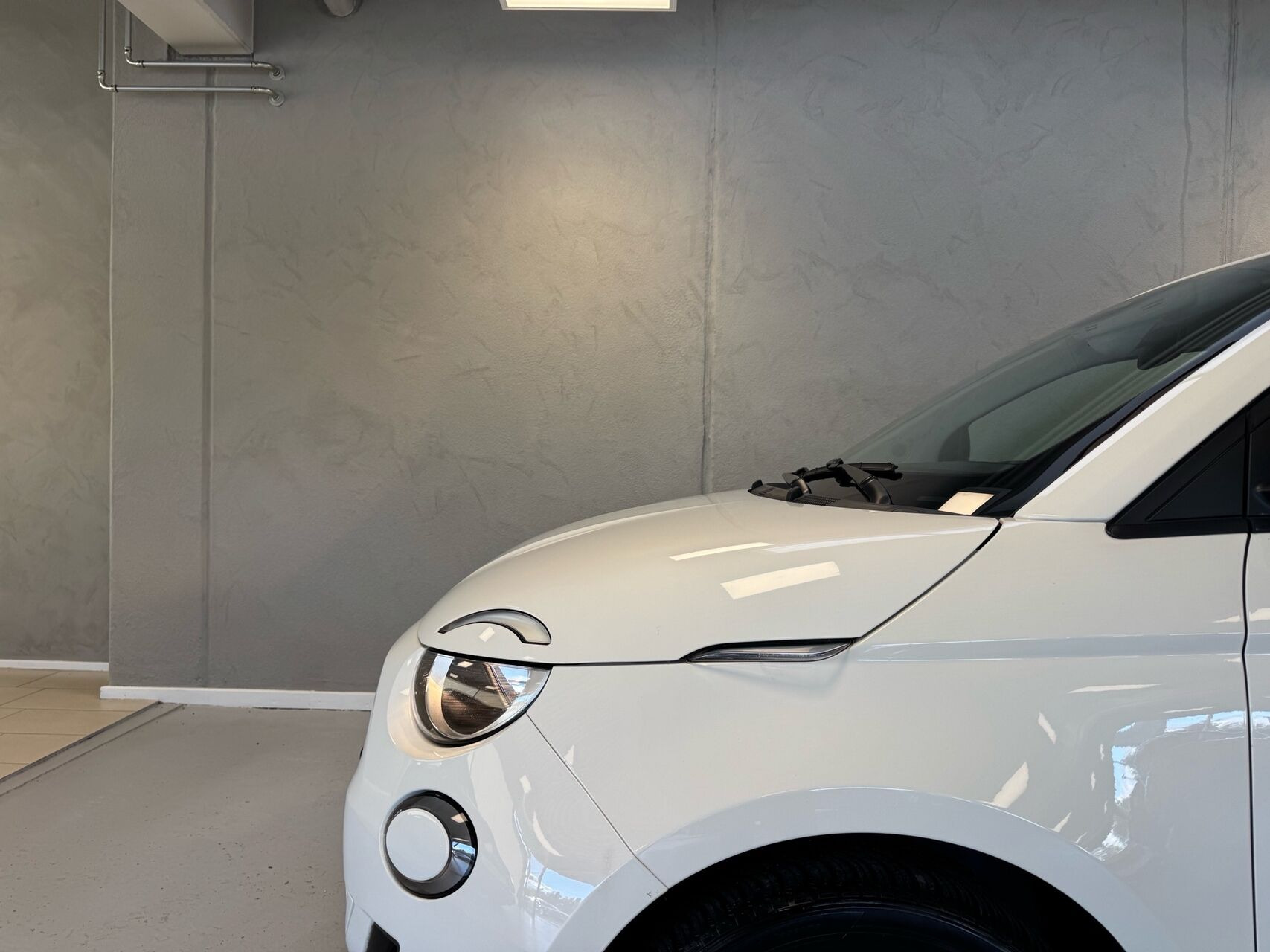 Hvid Fiat 500e fra 2023