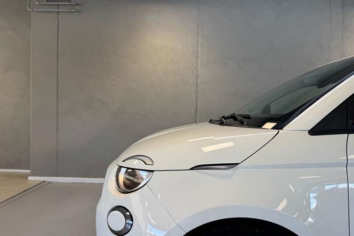 Hvid Fiat 500e fra 2023