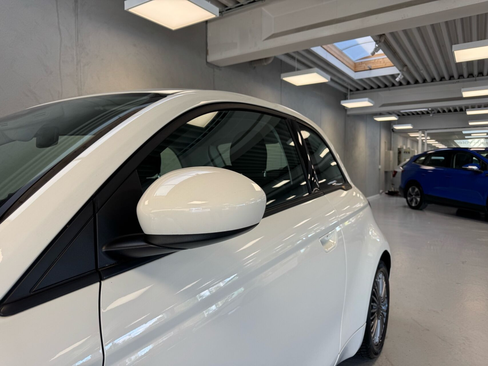 Hvid Fiat 500e fra 2023
