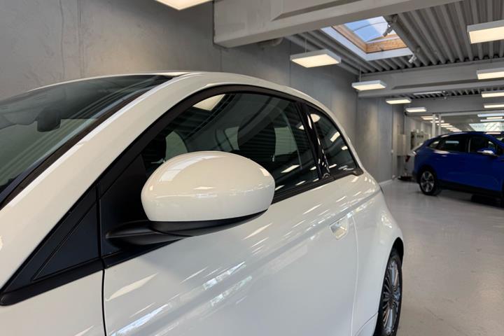 Hvid Fiat 500e fra 2023