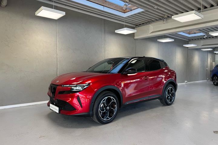 Rød Alfa Romeo Junior fra 2024