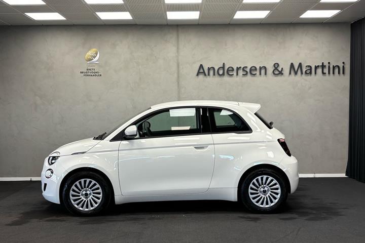 Hvid Fiat 500e fra 2023