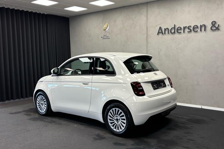 Hvid Fiat 500e fra 2023