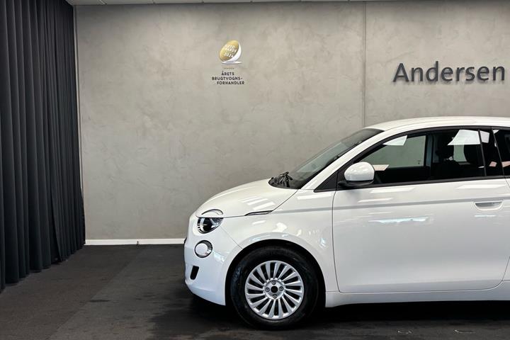 Hvid Fiat 500e fra 2023