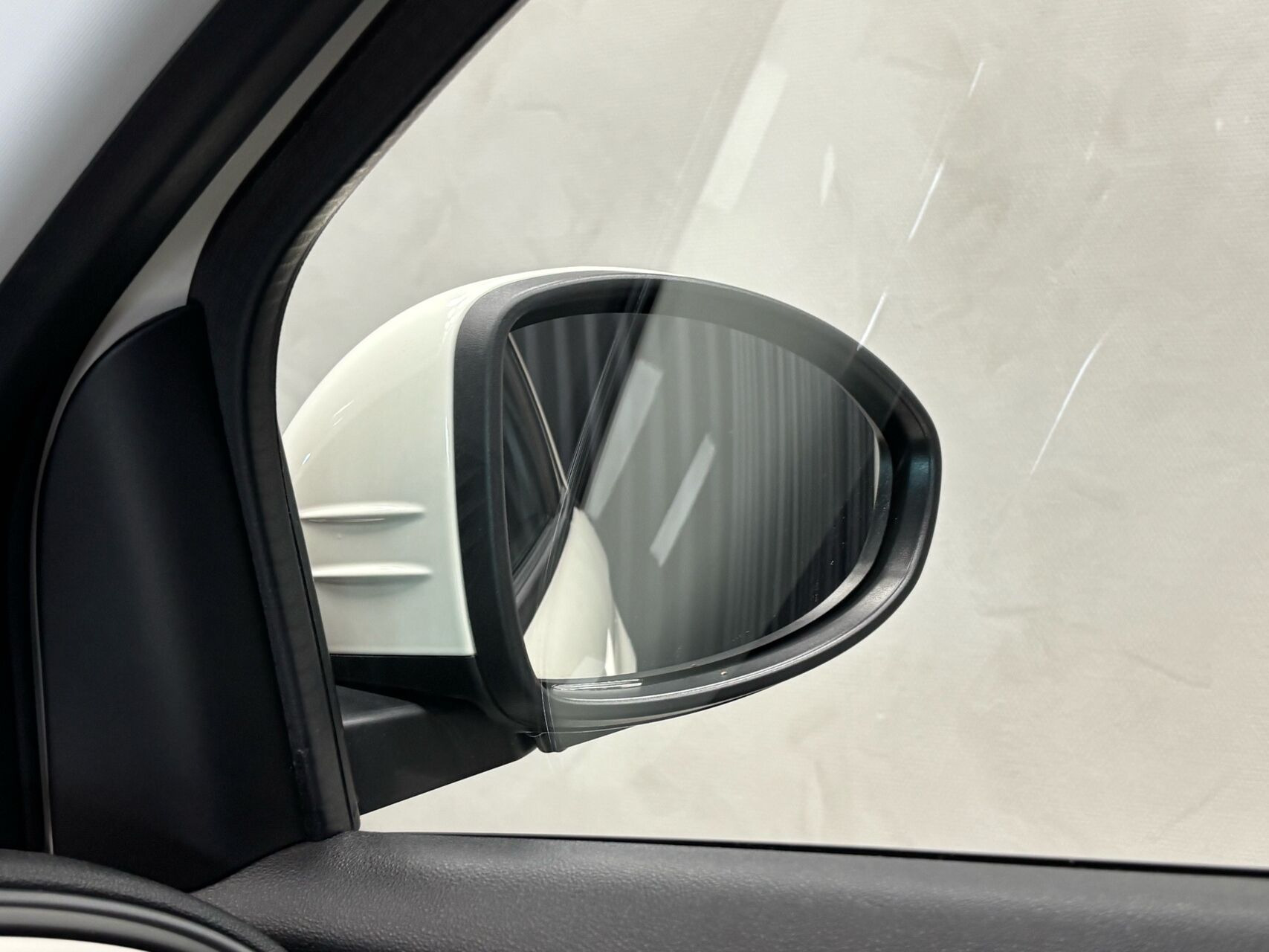 Hvid Fiat 500e fra 2023