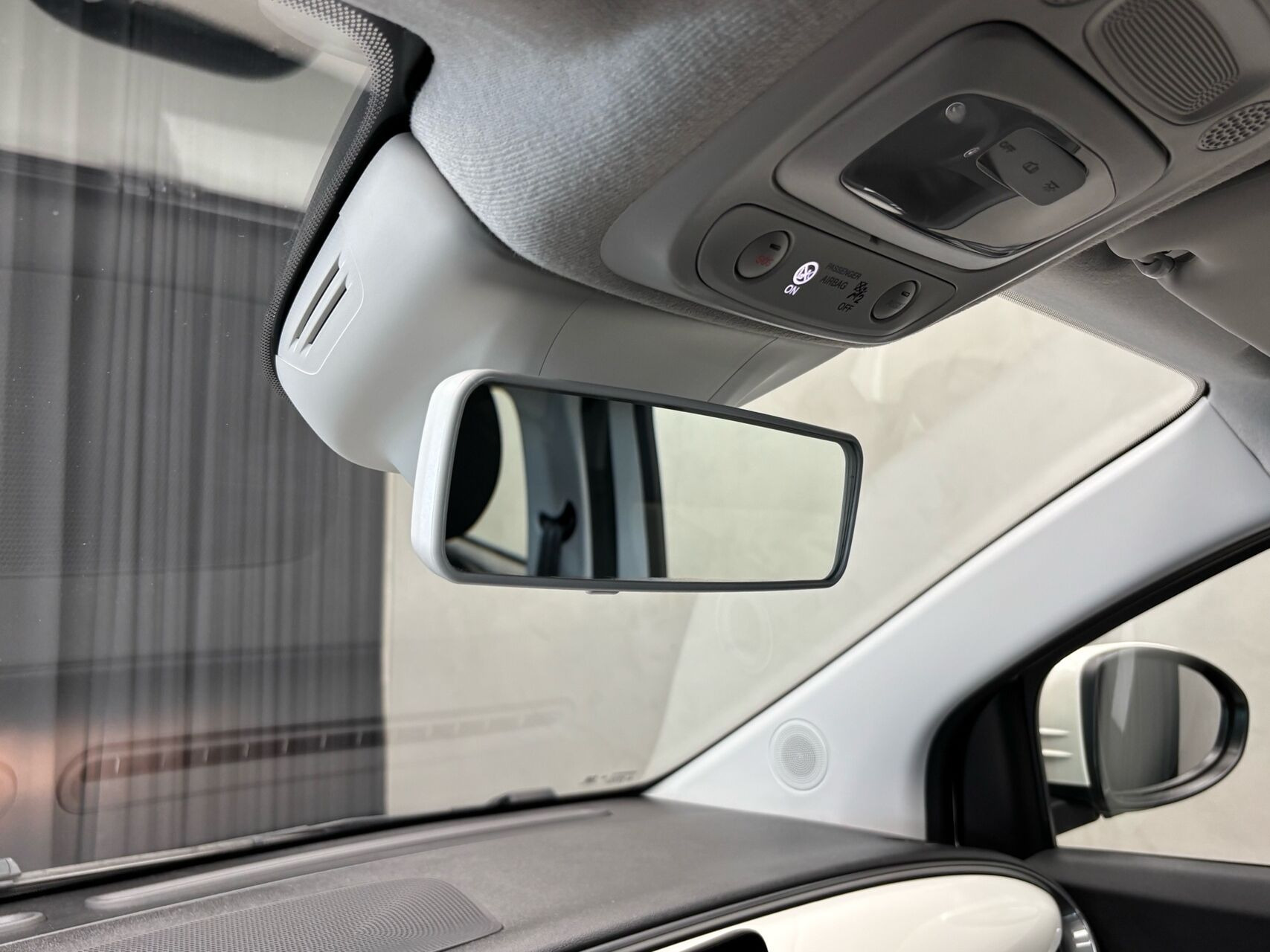 Hvid Fiat 500e fra 2023