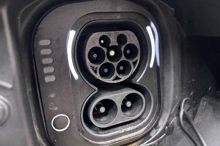 Hvid Fiat 500e fra 2023