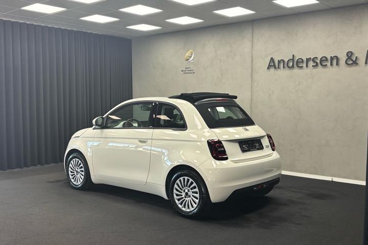 Hvid Fiat 500e fra 2023