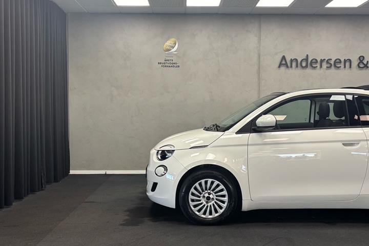 Hvid Fiat 500e fra 2023