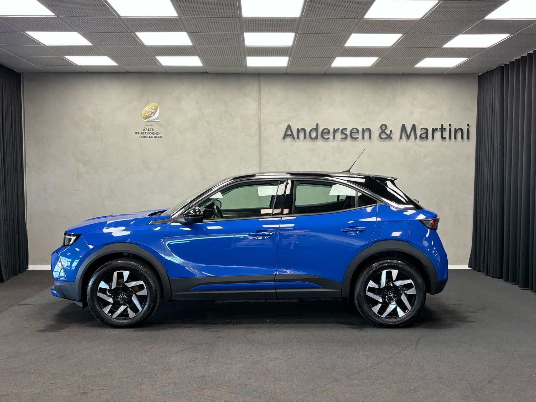 Blå Opel Mokka-e fra 2023