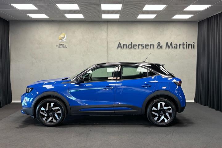 Blå Opel Mokka-e fra 2023
