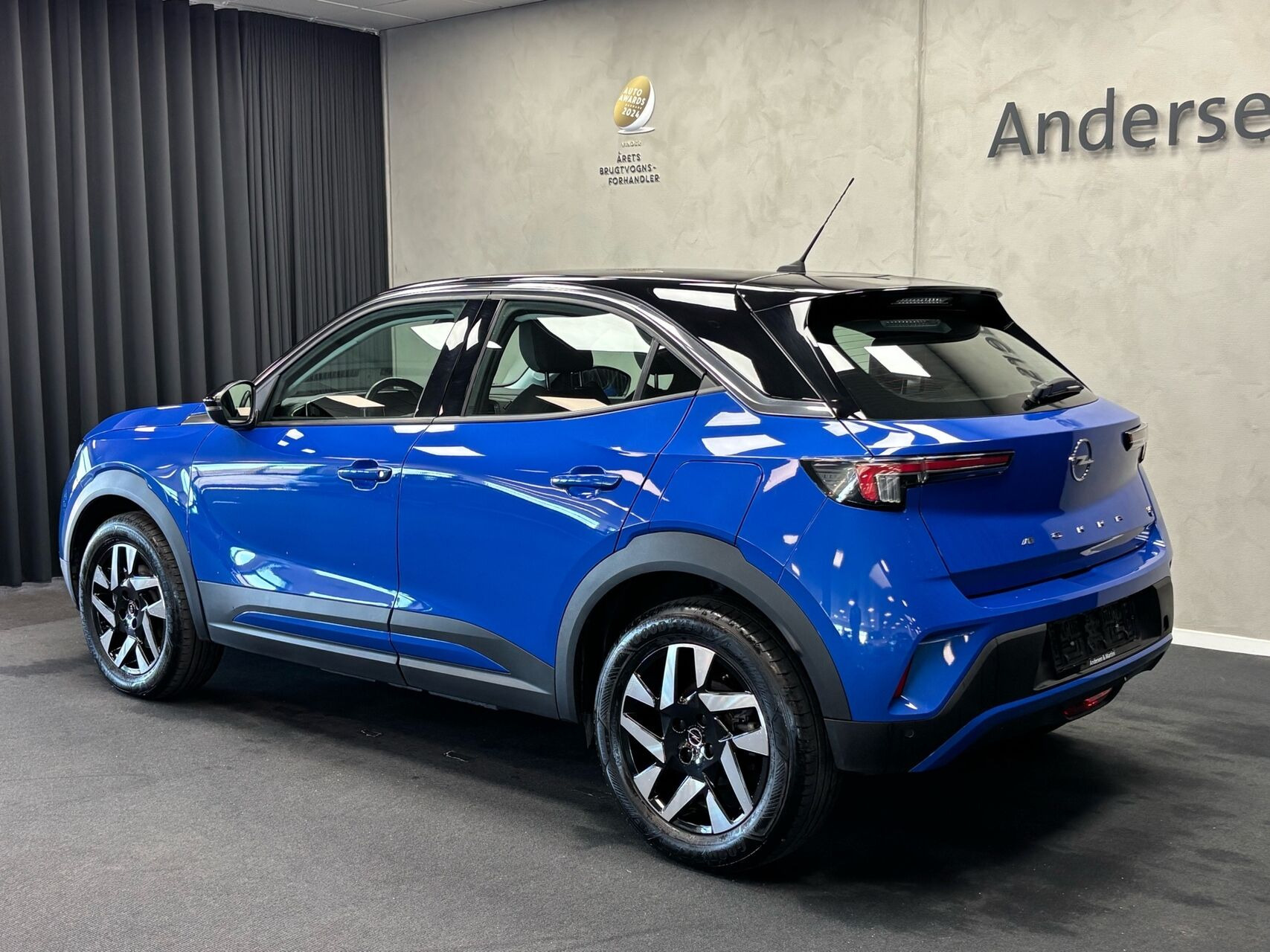 Blå Opel Mokka-e fra 2023