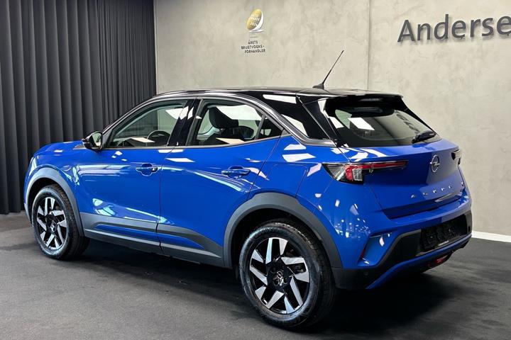 Blå Opel Mokka-e fra 2023