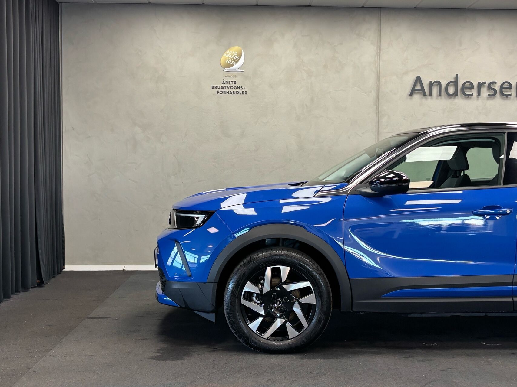 Blå Opel Mokka-e fra 2023