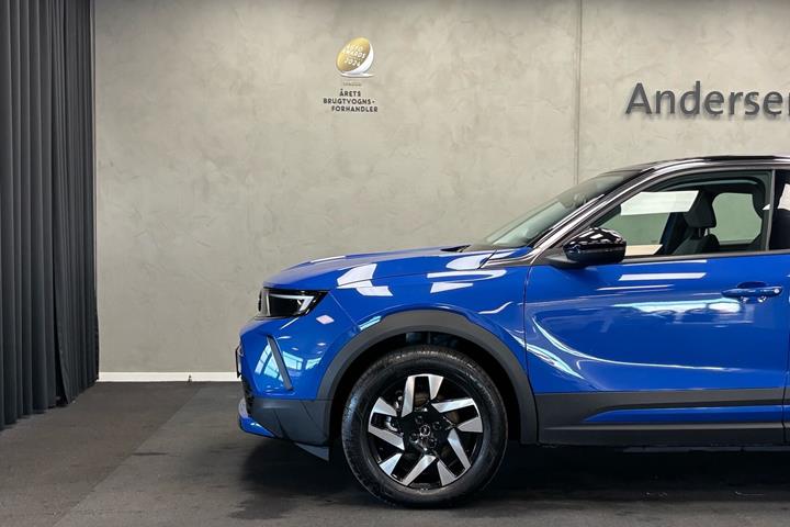 Blå Opel Mokka-e fra 2023