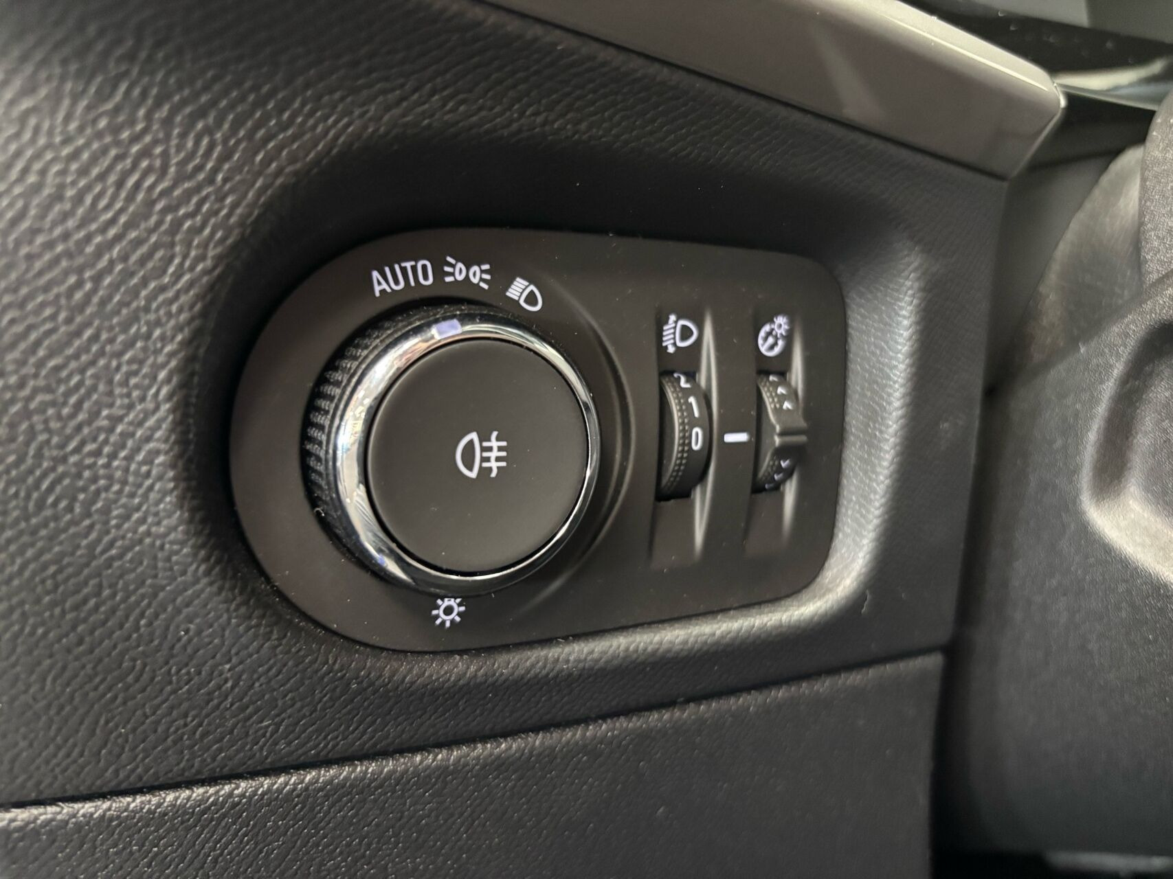 Blå Opel Mokka-e fra 2023