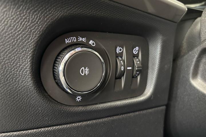 Blå Opel Mokka-e fra 2023