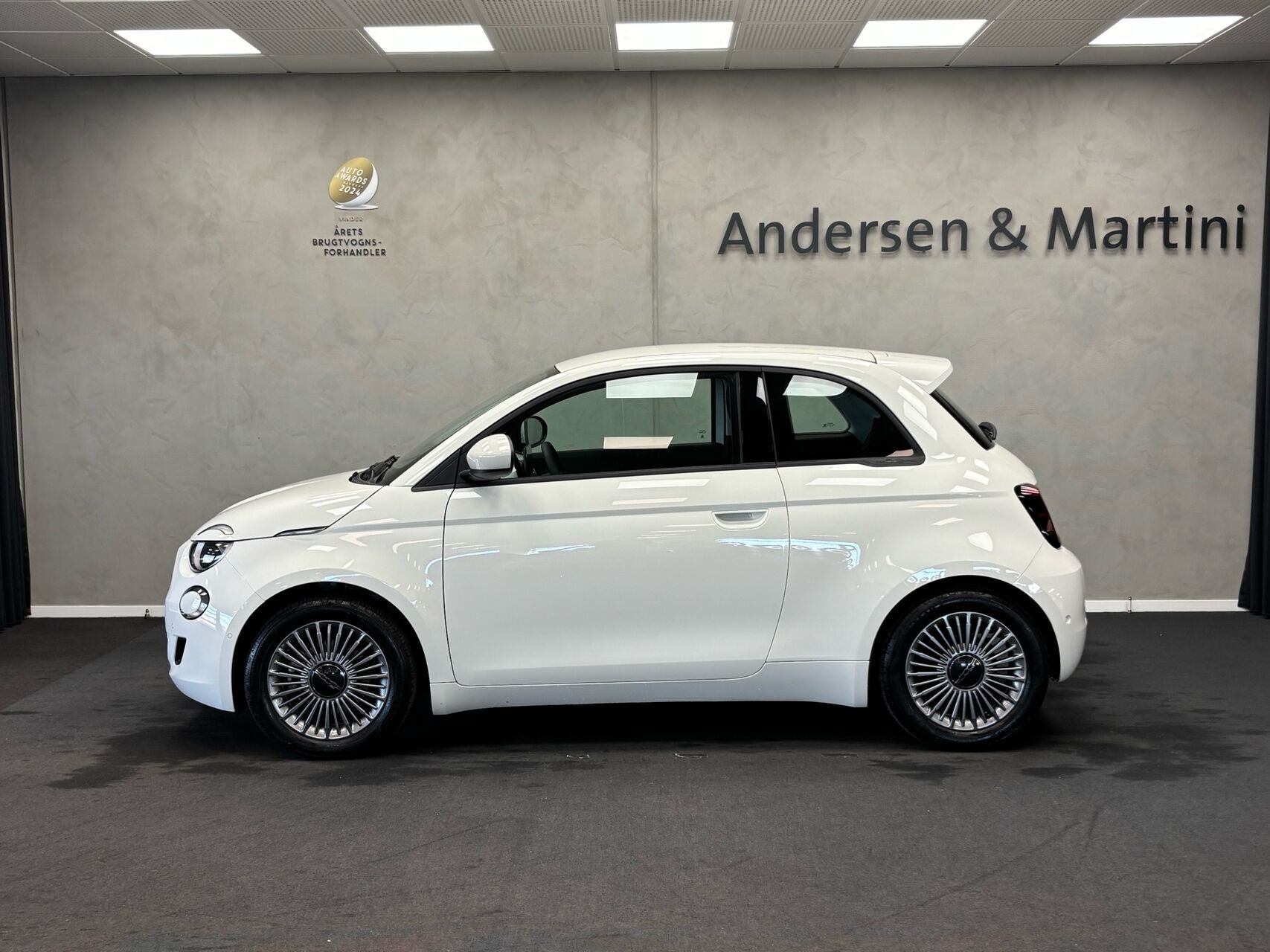 Hvid Fiat 500e fra 2023