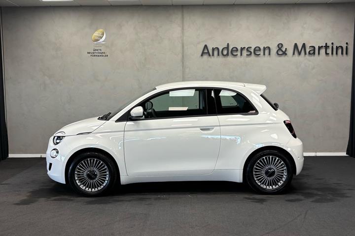 Hvid Fiat 500e fra 2023