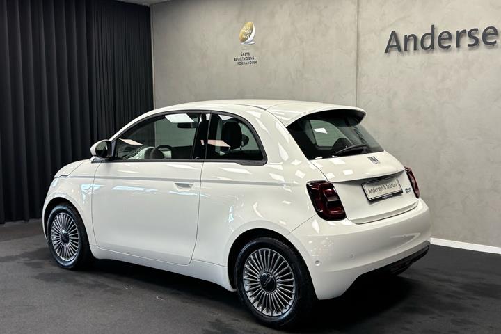 Hvid Fiat 500e fra 2023